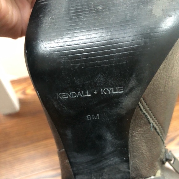 KENDALL x KYLIE Boots - Picture 10 of 11
